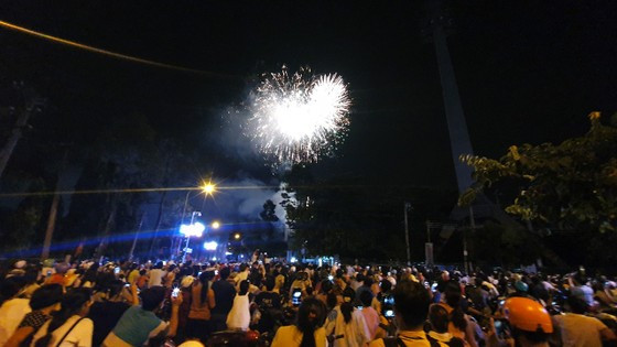 Đông đảo người dân và du khách xem bắn pháo hoa tại lễ khai mạc Đông đảo người dân và du khách xem bắn pháo hoa tại lễ khai mạc