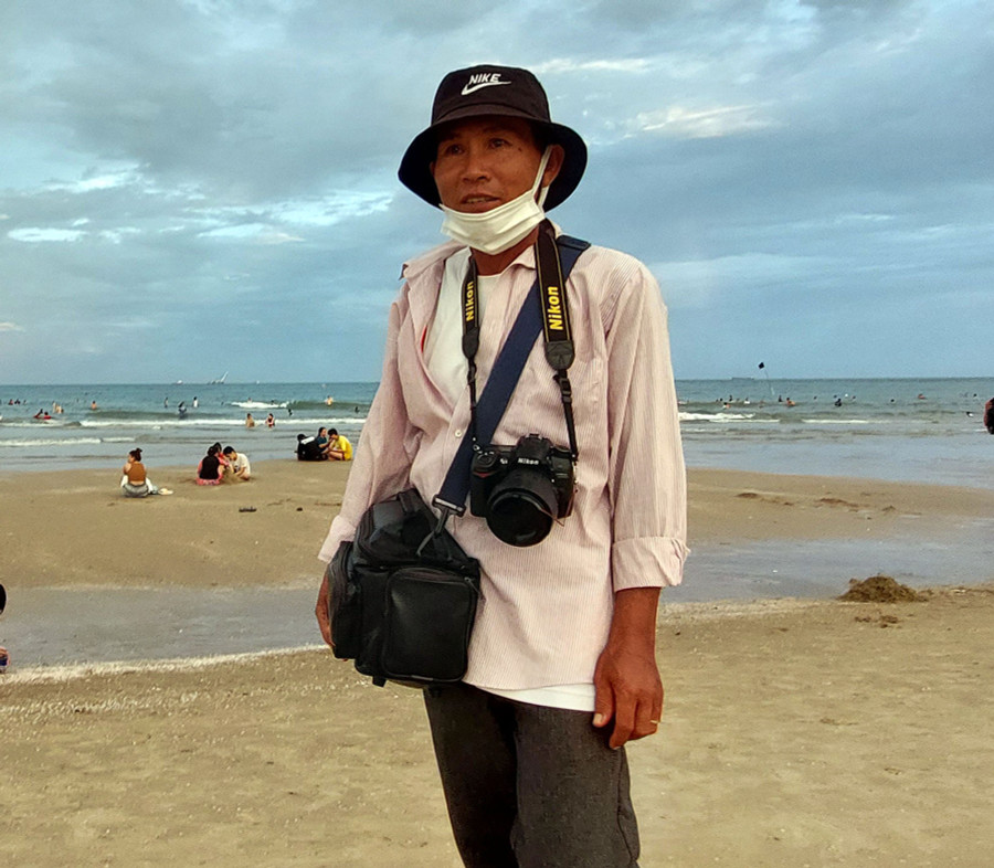 Anh Hùng Em (48 tuổi) được xem là thợ ảnh trẻ nhất khu vực Bãi Sau