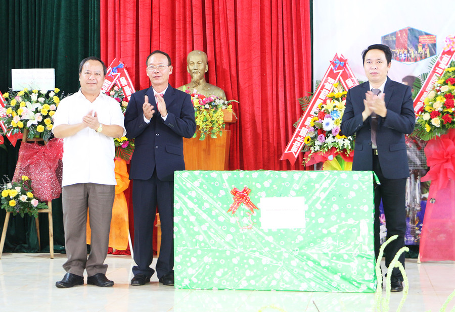 Đồng chí Châu Ngọc Tuấn tặng quà của Đoàn đại biểu Quốc hội tỉnh cho Trường THPT Tôn Đức Thắng (huyện Đức Cơ). Ảnh: Quang Tấn