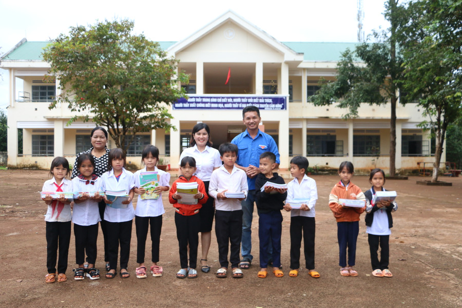 Tặng 10 bộ sách giáo khoa mới cho các em học sinh lớp 3 có điều kiện học tập tốt hơn.