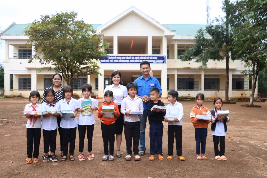 Tặng 10 bộ sách giáo khoa mới cho các em học sinh lớp 3 có điều kiện học tập tốt hơn.