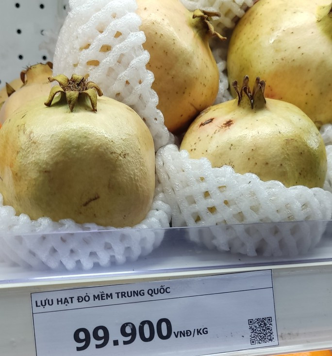 Lựu Trung Quốc bán tại một cửa hàng tiện lợi tại TP HCM. Lựu Trung Quốc bán tại một cửa hàng tiện lợi tại TP HCM