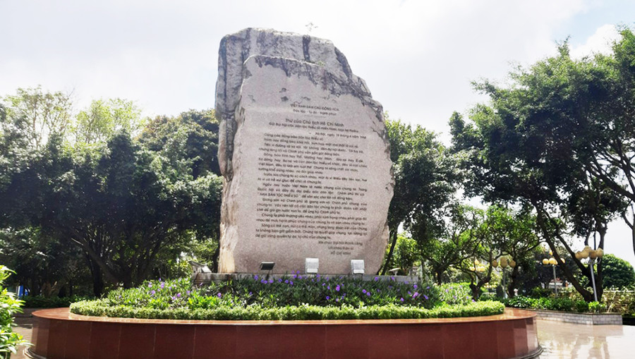 Thư của Chủ tịch Hồ Chí Minh gửi Đại hội các DTTS miền Nam được khắc trên khối đá lớn, đặt trang trọng trong khuôn viên Quảng trường Đại Đoàn Kết (TP. Pleiku). Ảnh: Nguyễn Quang Tuệ Ảnh: Nguyễn Quang Tuệ