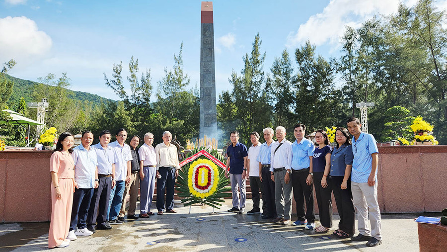 Đoàn công tác đến dâng hương và chụp ảnh lưu niệm tại Tượng đài Nghĩa trang Hàng Dương. Ảnh: Bá Bính Đoàn công tác đến dâng hương và chụp ảnh lưu niệm tại Tượng đài Nghĩa trang Hàng Dương. Ảnh: Bá Bính