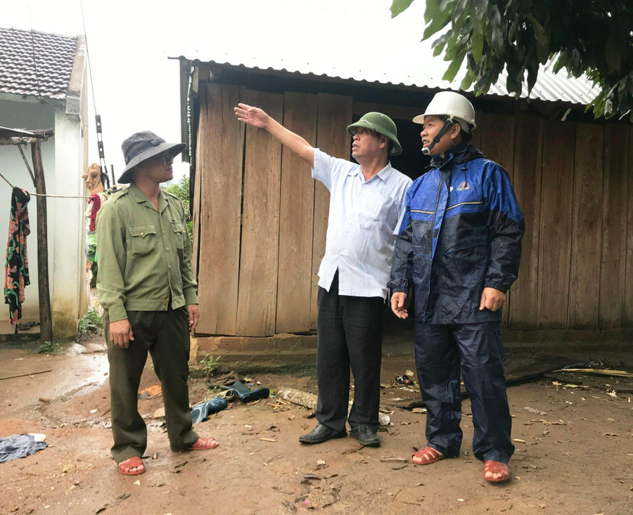 Phó Chủ tịch UBND tỉnh Kpă Thuyên (ở giữa) kiểm tra công tác ứng phó với bão số 4 tại nhà người dân xã Lơ Ku, huyện Kbang. Ảnh: Nguyễn Diệp
