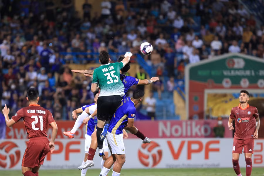  Thủ môn Đặng Văn Lâm trong một pha cản phá xuất sắc. Ảnh: Minh Tú