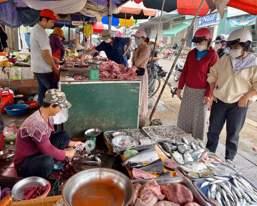 Giá hàng thực phẩm tươi sống vẫn ở mức cao là áp lực trong chi tiêu sinh hoạt hàng ngày của người dân. Ảnh: Vũ Thảo