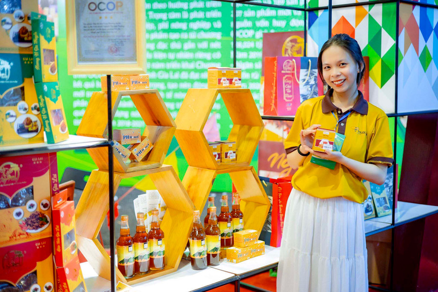 Dòng sản phẩm mật ong hoa cà phê Phước Hỷ được công nhận là sản phẩm OCOP cấp tỉnh. Ảnh: Mai Ka