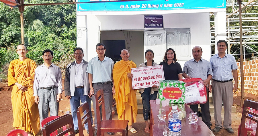 Quảng cảnh bàn giao nhà “Đại Đoàn Kết” cho gia đình bà Kpă Dim-làng Tung (xã Ia O, huyện Chư Prông). Ảnh: Ngọc Anh