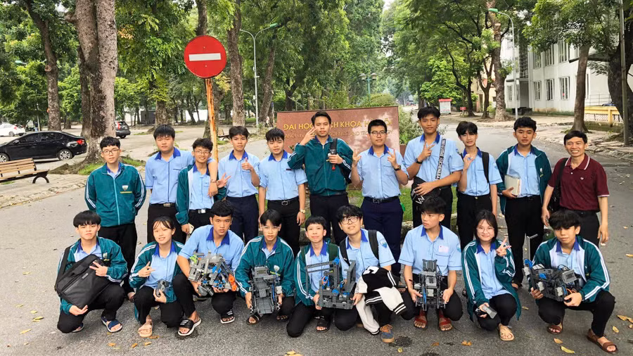 Đội thi đấu của Trường THPT Chi Lăng tại Đại học Bách Khoa Hà Nội. Ảnh: Hương Đình