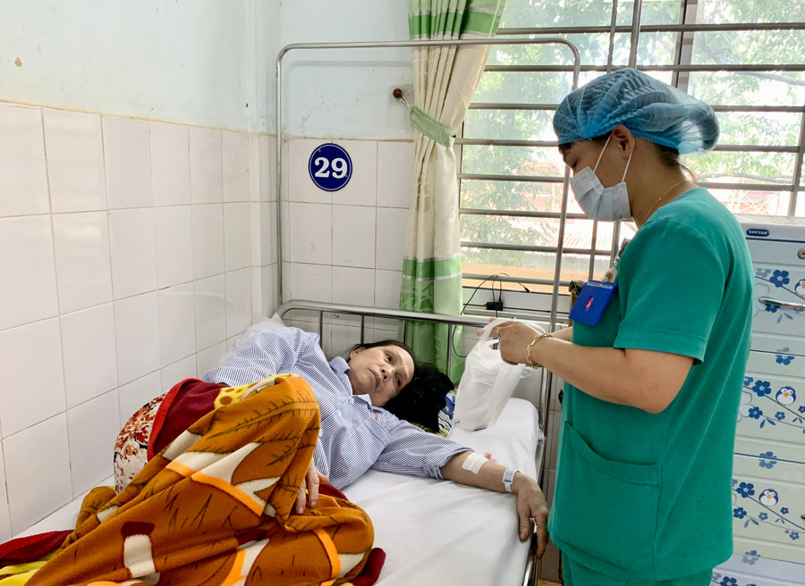 Chăm sóc bệnh nhân SXH tại Bệnh viện Đa khoa tỉnh Gia Lai. Ảnh: Như Nguyện