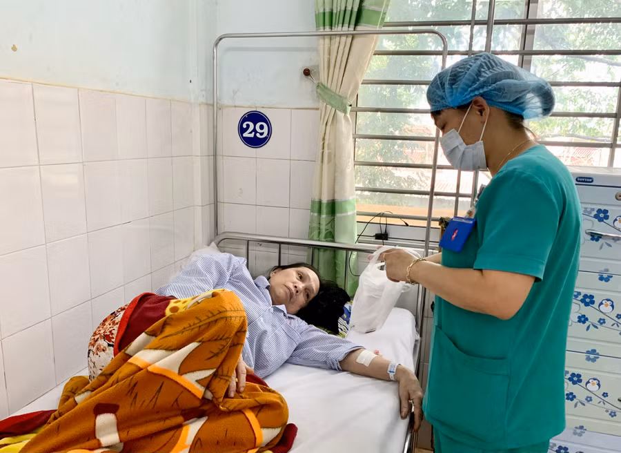 Chăm sóc bệnh nhân SXH tại Bệnh viện Đa khoa tỉnh Gia Lai. Ảnh: Như Nguyện
