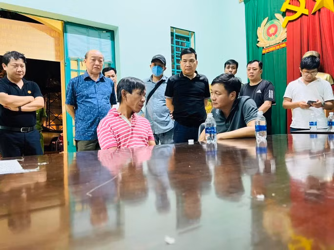 Nghi can bị bắt giữ (áo hồng)