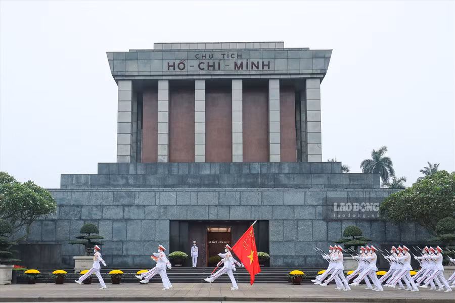  Lễ thượng cờ tại Quảng trường Ba Đình là hoạt động luôn thu hút sự chú ý của người dân và thế hệ trẻ, nhất là vào dịp Quốc khánh 2.9. Ảnh: Sơn Tùng