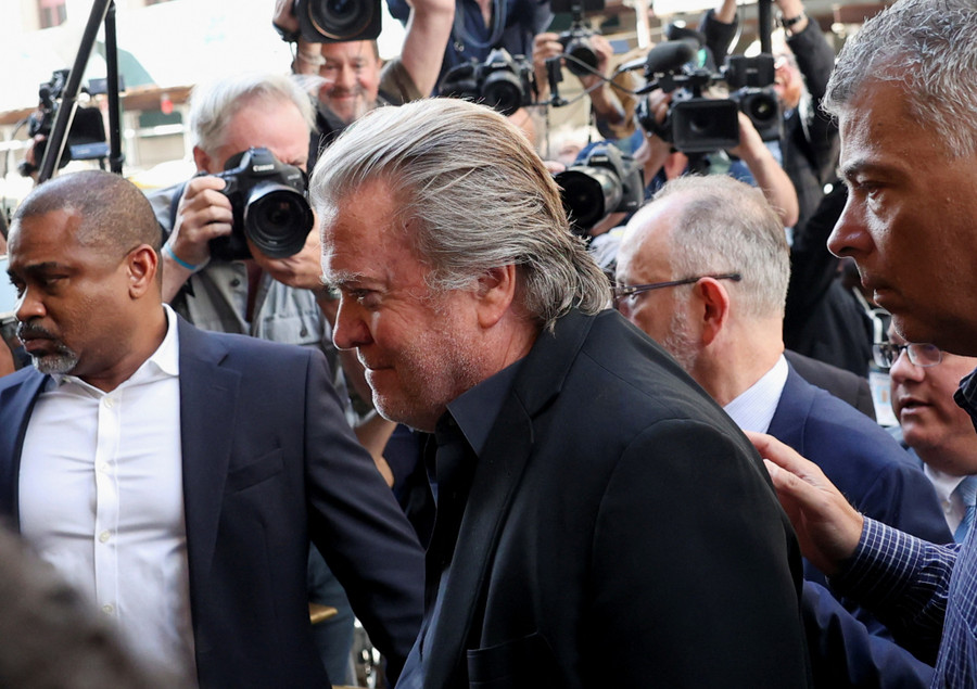  Ông Steve Bannon ra đầu thú tại New York vào ngày 8.9. Ảnh: Reuters