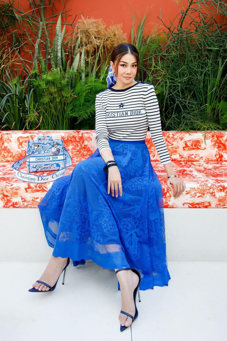 Siêu mẫu Thanh Hằng là một tín đồ của giày cao gót quai mảnh. Cô thường xuyên diện kiểu giày này tại các sự kiện cũng như đời thường. Thiết kế giày này giúp phụ nữ khoe được đôi chân nhiều hơn và có thể 