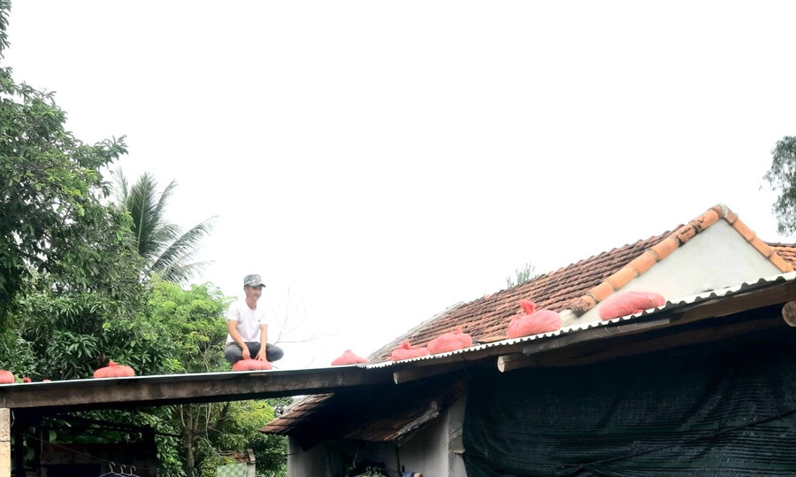 Người dân làng Cao Sơn, xã Tơ Tung, huyện Kbang chủ động chặn, chống mái nhà. Ảnh: An Phát