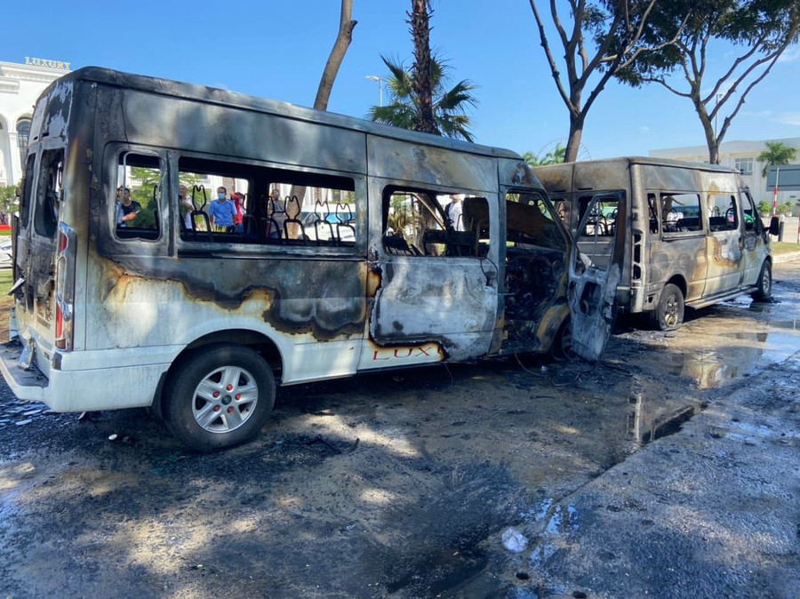 Hai xe ô tô 16 chỗ cháy trơ khung. Ảnh nguồn vietnamnet.vn Hai xe ô tô 16 chỗ cháy trơ khung. Ảnh nguồn vietnamnet.vn