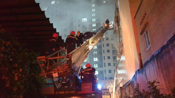 Lực lượng chức năng đục tường để tiếp cận vào căn nhà Lực lượng chức năng đục tường để tiếp cận vào căn nhà