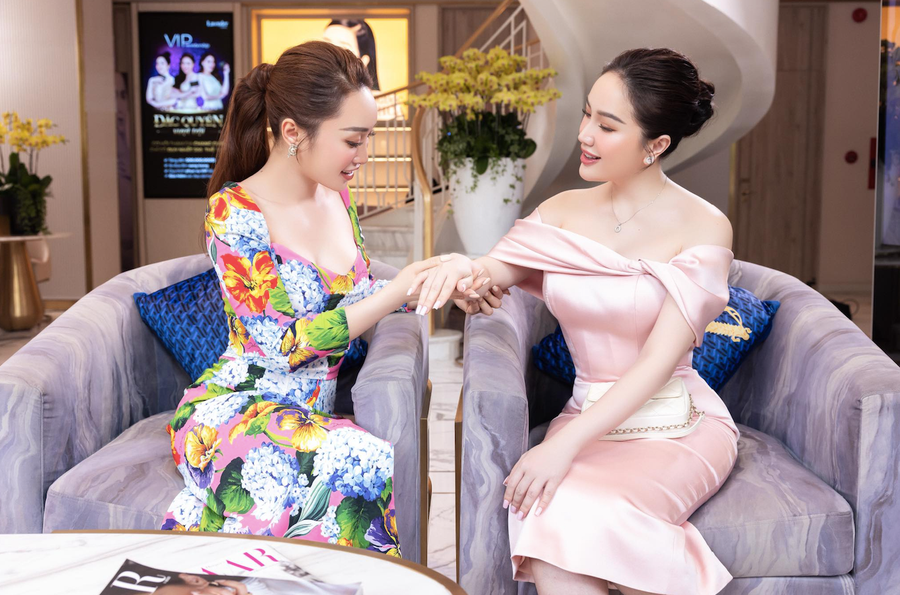 Không chỉ tích cực tương tác trên mạng xã hội, Bảo Thy và Lý Thùy Chang còn thường xuyên gặp gỡ, tâm sự. Cả hai cũng chăm chỉ chia sẻ nhiều bí quyết dinh dưỡng, chăm con cho các bà mẹ. Ảnh: NVCC