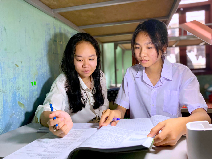 Em Siu Quỳnh Anh (bìa trái)-lớp 12A, Trường Phổ thông Dân tộc Nội trú tỉnh tự học cùng bạn tại phòng ở nội trú trong thời gian nghỉ học phòng tránh bão số 4. Ảnh: Mộc Trà