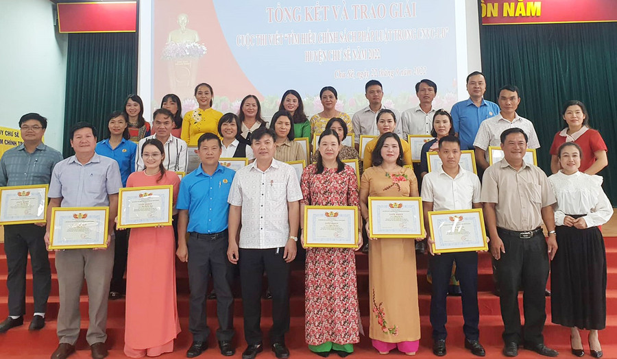  Các cá nhân và tập thể đạt giải. Ảnh: Trúc Phùng