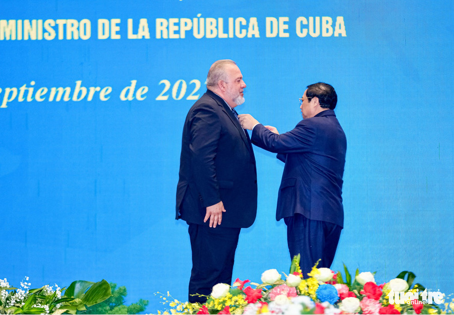 Thay mặt lãnh đạo Đảng, Nhà nước, Chính phủ và Nhân dân Việt Nam, Thủ tướng Phạm Minh Chính đã trao tặng Huân chương Hồ Chí Minh cho Thủ tướng Manuel Marrero Cruz. Ảnh TTO