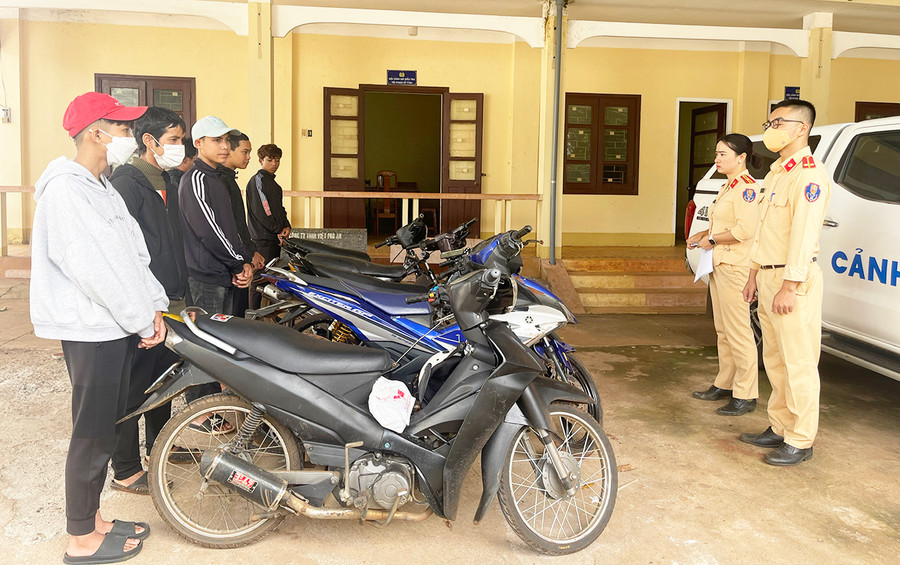 Đội Cảnh sát Giao thông-Trật tự (Công an huyện Đak Đoa) tuyên truyền, nhắc nhở, răn đe các thanh-thiếu niên vi phạm. Ảnh: Minh Phương Đội Cảnh sát Giao thông-Trật tự (Công an huyện Đak Đoa) tuyên truyền, nhắc nhở, răn đe các thanh-thiếu niên vi phạm. Ảnh: Minh Phương