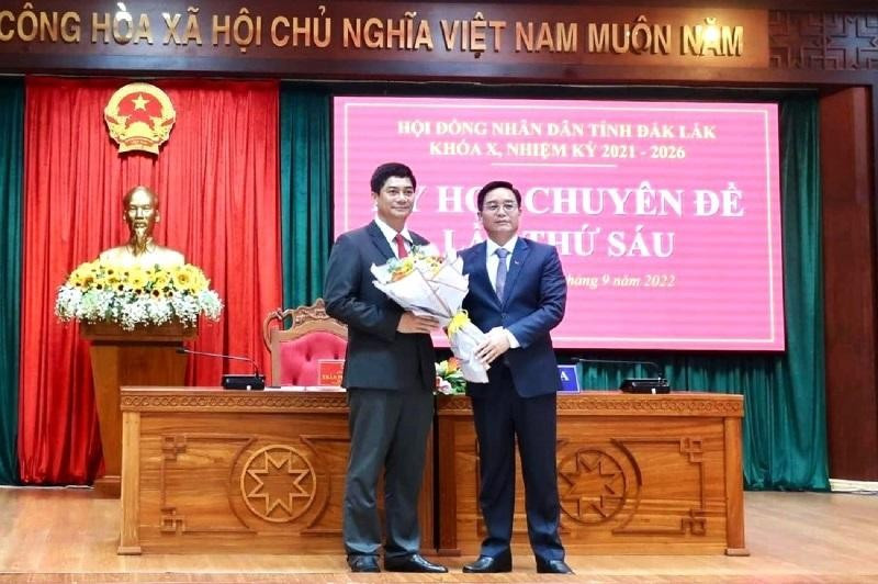 Đồng chí Nguyễn Đình Trung, Ủy viên Trung ương Đảng, Bí thư Tỉnh ủy Đắk Lắk tặng hoa cảm ơn đồng chí Y Vinh Tơr trong thời gian làm Chủ tịch Hội đồng nhân dân tỉnh đã có nhiều đóng góp cho sự phát triển của tỉnh Đắk Lắk. Đồng chí Nguyễn Đình Trung, Ủy viên Trung ương Đảng, Bí thư Tỉnh ủy Đắk Lắk tặng hoa cảm ơn đồng chí Y Vinh Tơr trong thời gian làm Chủ tịch Hội đồng nhân dân tỉnh đã có nhiều đóng góp cho sự phát triển của tỉnh Đắk Lắk.