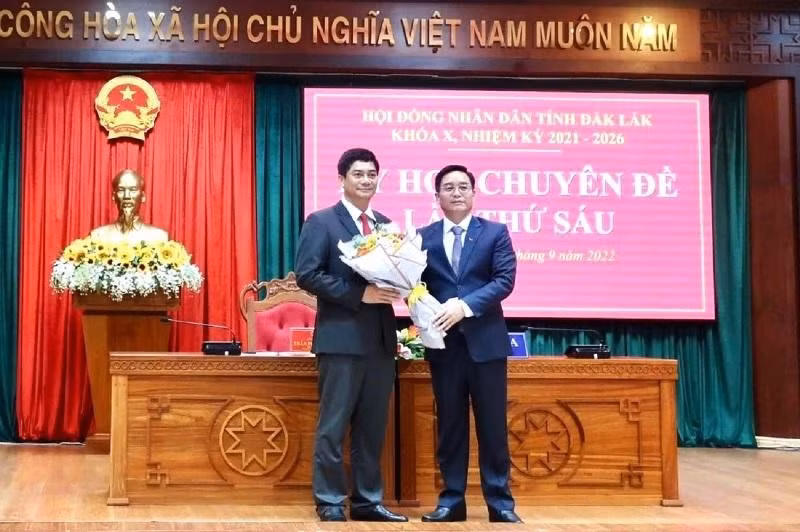 Đồng chí Nguyễn Đình Trung, Ủy viên Trung ương Đảng, Bí thư Tỉnh ủy Đắk Lắk tặng hoa cảm ơn đồng chí Y Vinh Tơr trong thời gian làm Chủ tịch Hội đồng nhân dân tỉnh đã có nhiều đóng góp cho sự phát triển của tỉnh Đắk Lắk.
