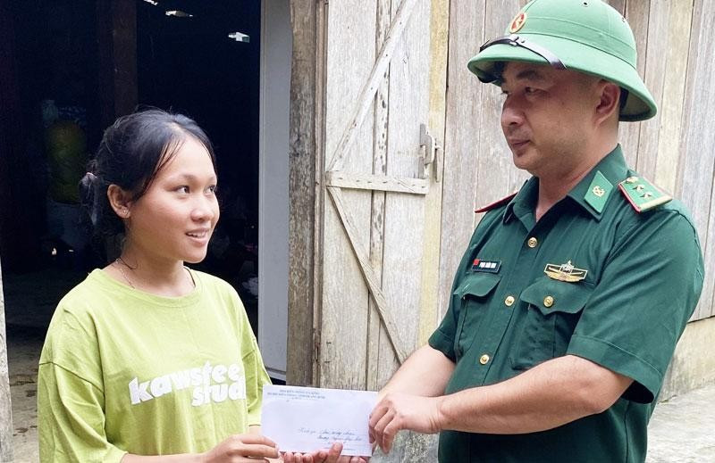 Trung tá Phạm Xuân Ninh-Chính trị viên phó Đồn Biên phòng Cà Xèng động viên, tặng quà cho Cao Thị Hằng trước ngày nhập học tại Huế. Ảnh nguồn Báo Nhân Dân Trung tá Phạm Xuân Ninh, Chính trị viên phó Đồn Biên phòng Cà Xèng động viên, tặng quà cho Cao Thị Hằng trước ngày nhập học tại Huế. Ảnh nguồn Báo Nhân Dân
