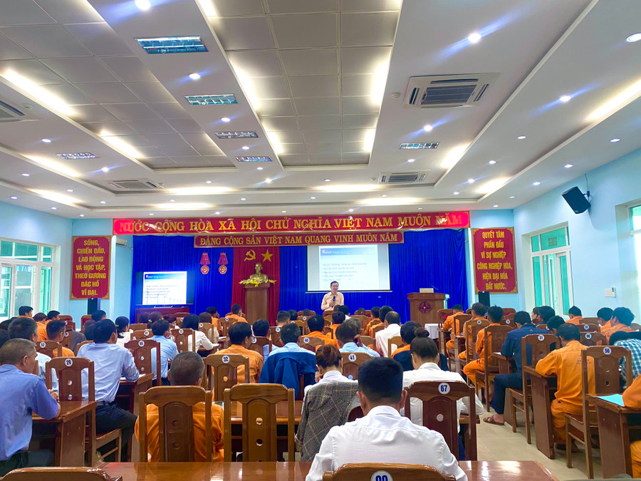 Công ty Điện lực Gia Lai tổ chức khóa đào tạo “Kỹ năng giao tiếp và dịch vụ khách hàng” cho gần 150 lao động thuộc Công ty. Ảnh: Hà Duy