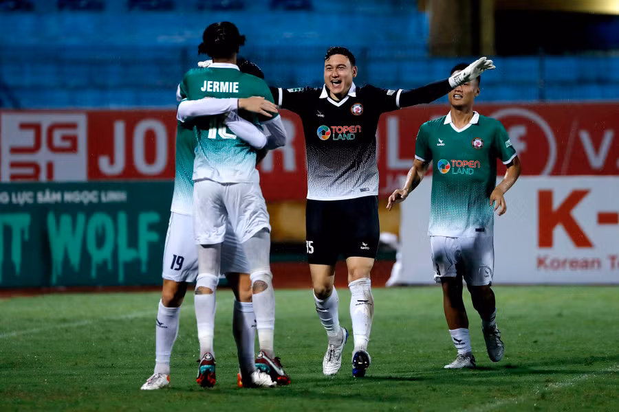 Đặng Văn Lâm mang đến sự may mắn cho CLB Bình Định. Ảnh: Minh Hoàng