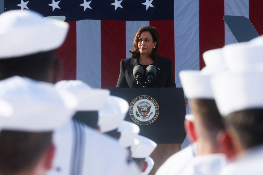  Phó tổng thống Mỹ Kamala Harris phát biểu với các thủy thủ vào ngày 28.9. Ảnh: Reuters