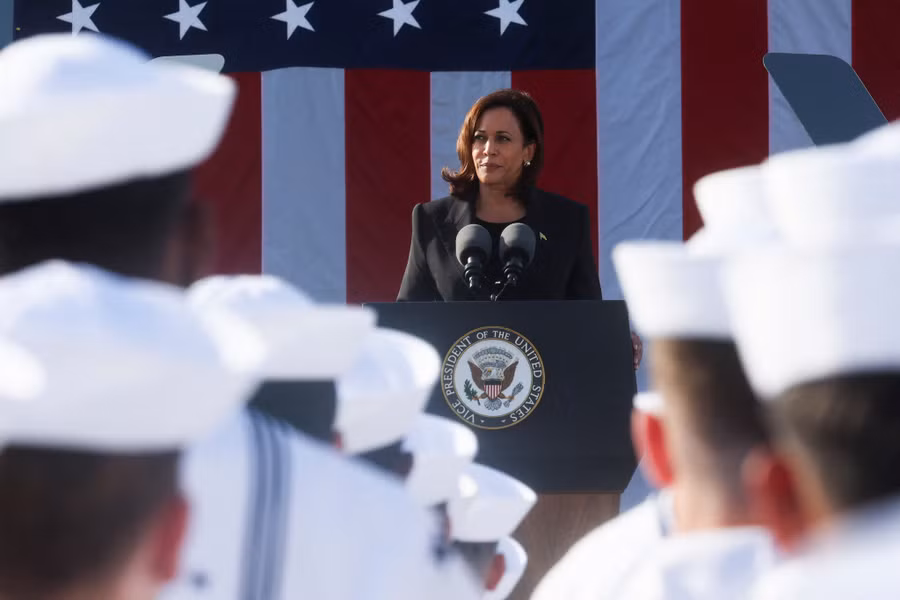  Phó tổng thống Mỹ Kamala Harris phát biểu với các thủy thủ vào ngày 28.9. Ảnh: Reuters