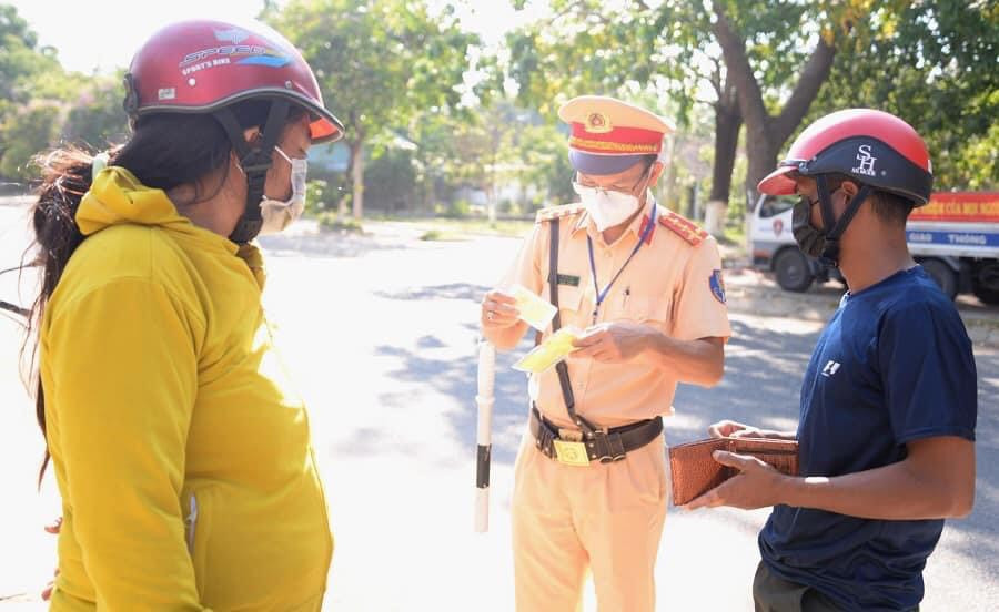 Ngày 3-9, cả nước xảy ra 20 vụ tai nạn giao thông, 13 người tử vong ảnh 1 Công an thị xã Ayun Pa tuần tra, kiểm soát các phương tiện tham gia giao thông trong dịp lễ 2-9. Ảnh Vũ Chi