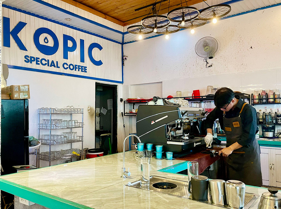  Cà phê pha máy là lựa chọn phổ biến hiện nay của người yêu cà phê Phố núi. Ảnh: Phương Duyên