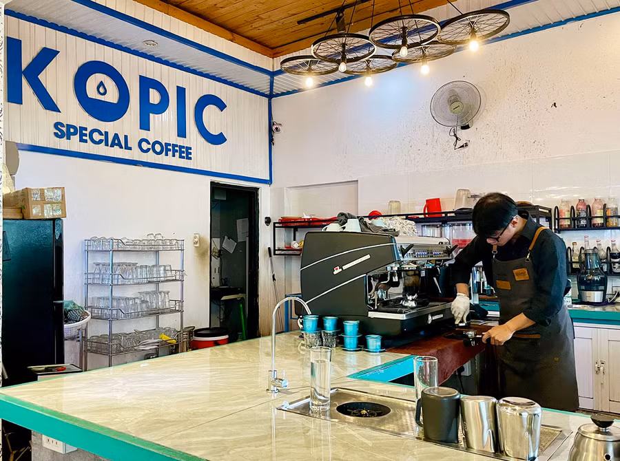  Cà phê pha máy là lựa chọn phổ biến hiện nay của người yêu cà phê Phố núi. Ảnh: Phương Duyên