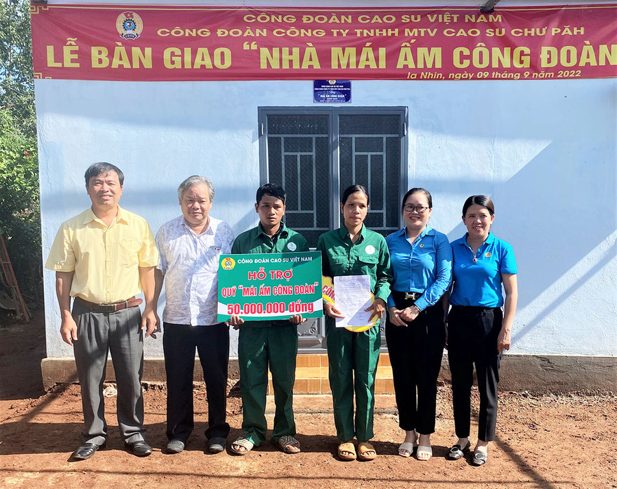 Đại diện Công ty trao bảng tượng trưng hỗ trợ xây nhà Mái ấm Công đoàn cho công nhân Rơ Châm Huy, Nông trường Ia Nhin. Ảnh: Hà Đức Thành Lãnh đạo và Công đoàn công ty trao bảng tượng trưng hỗ trợ xây nhà Mái ấm Công đoàn cho CN Rơ Châm Huy, NT Ia Nhin. Ảnh: Hà Đức Thành