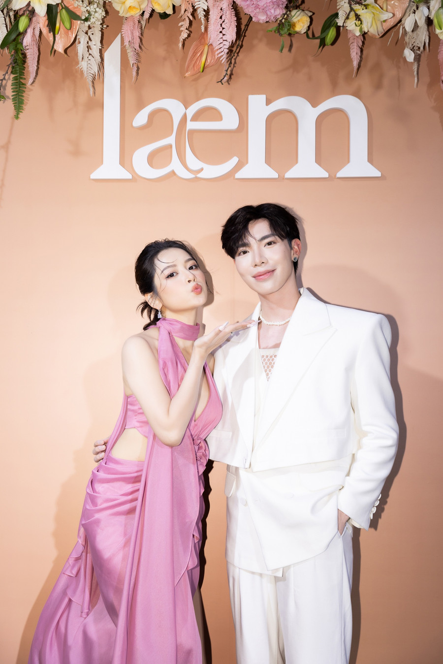  Erik vui vẻ tạo dáng bên người chị thân thiết