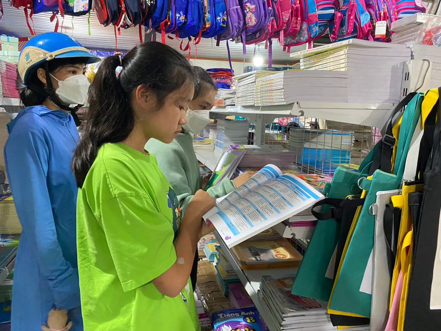 Nhiều học sinh vẫn chưa mua đủ SGK dù đã bước vào năm học mới. Ảnh: Anh Quân