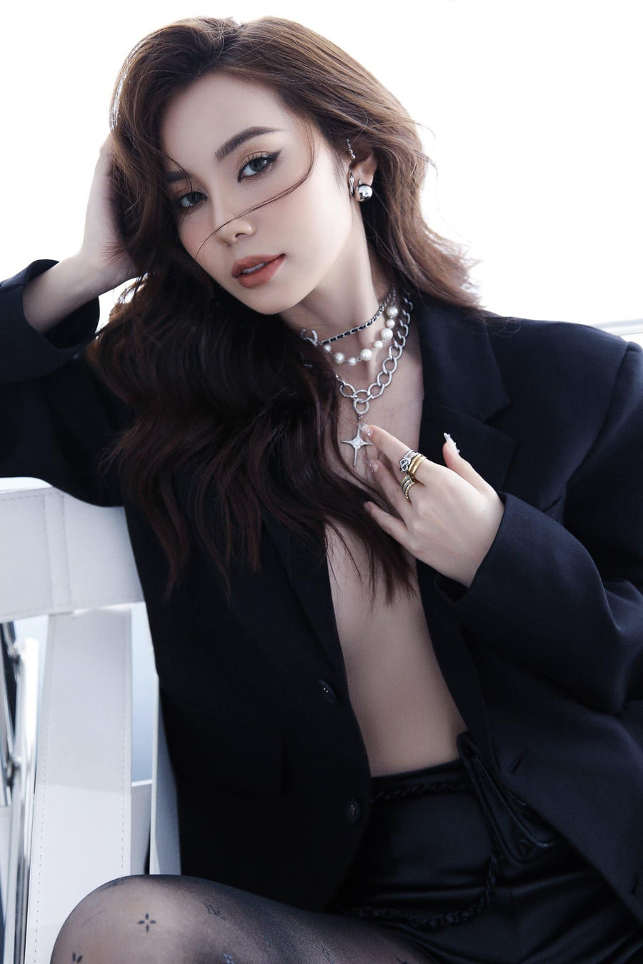 Hoàng Thị Kim Chi sinh năm 1997, sở hữu nhan sắc ngọt ngào. Trước khi đến với Miss Grand Vietnam, mỹ nhân quê Quảng Trị là một TikToker với 2,4 triệu người theo dõi. Do đó, thật không khó để nữ thí sinh nằm trong danh sách được bình chọn nhiều nhất ở đấu trường nhan sắc này. Ảnh: FBNV