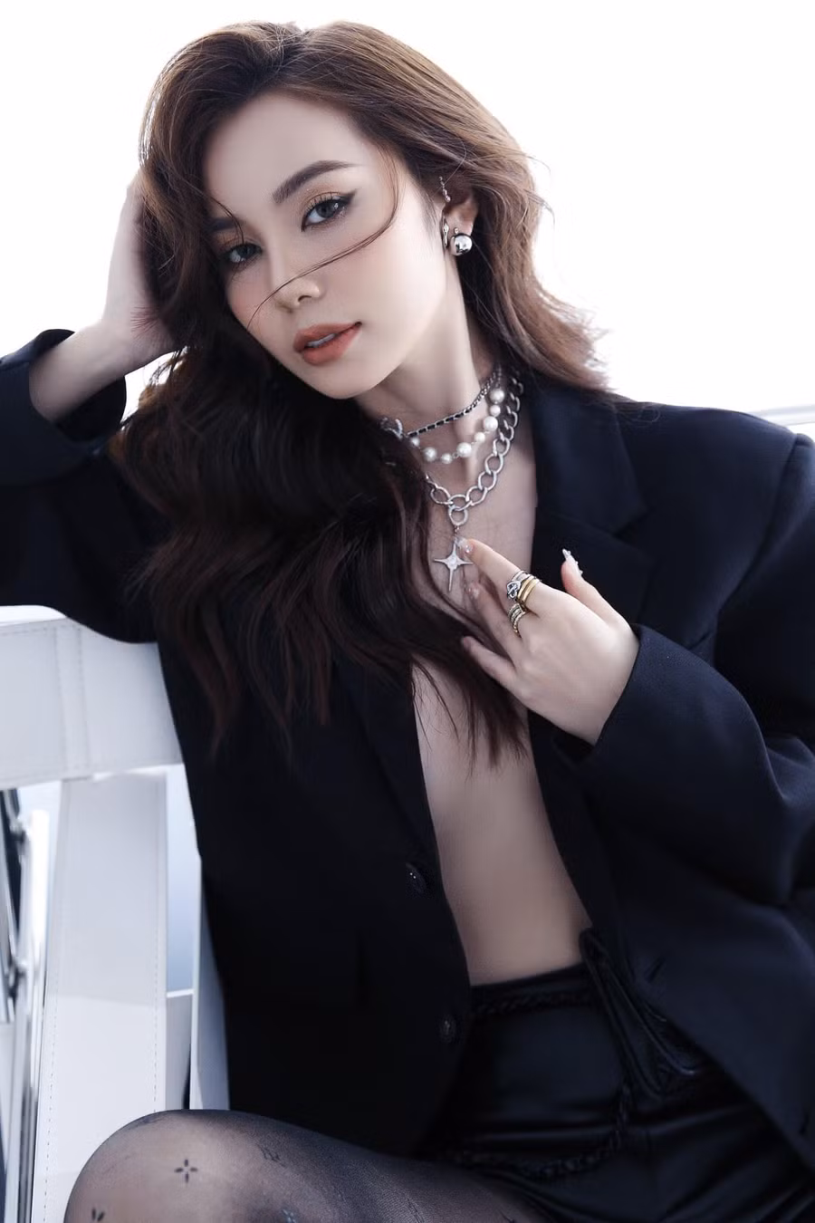 Hoàng Thị Kim Chi sinh năm 1997, sở hữu nhan sắc ngọt ngào. Trước khi đến với Miss Grand Vietnam, mỹ nhân quê Quảng Trị là một TikToker với 2,4 triệu người theo dõi. Do đó, thật không khó để nữ thí sinh nằm trong danh sách được bình chọn nhiều nhất ở đấu trường nhan sắc này. Ảnh: FBNV