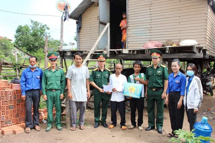 Cán bộ, chiến sĩ Kho Kỹ thuật K54 phối hợp với Đoàn xã Chư Băh hỗ trợ 2 triệu đồng giúp gia đình ông Nay Ban (buôn Chư Băh B) làm nhà vệ sinh. Ảnh: Vũ Chi