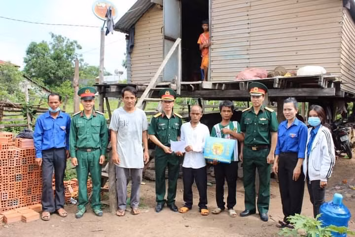 Cán bộ, chiến sĩ Kho Kỹ thuật K54 phối hợp với Đoàn xã Chư Băh hỗ trợ 2 triệu đồng giúp gia đình ông Nay Ban (buôn Chư Băh B) làm nhà vệ sinh. Ảnh: Vũ Chi