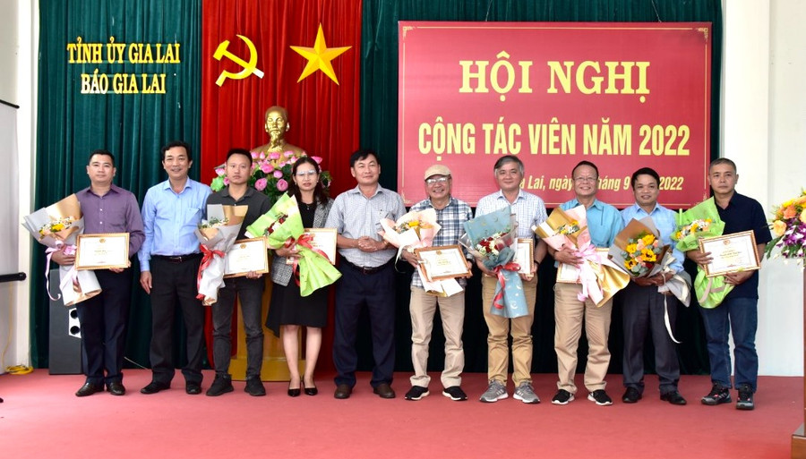 10 cộng tác viên xuất sắc năm 2021 được Tổng Biên tập Báo Gia Lai tặng giấy khen. Ảnh: Đức Thụy 10 cộng tác viên xuất sắc năm 2021 được Tổng Biên tập Báo Gia Lai tặng giấy khen. Ảnh: Đức Thụy