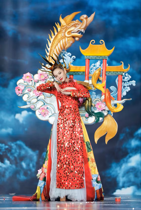 Hoa hậu Mai Phương trong trang phục 