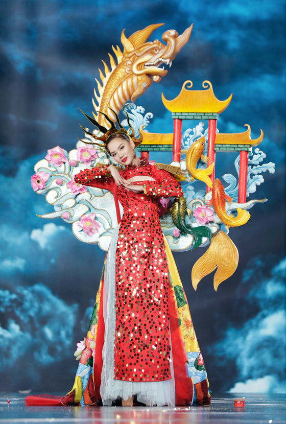 Hoa hậu Mai Phương trong trang phục 