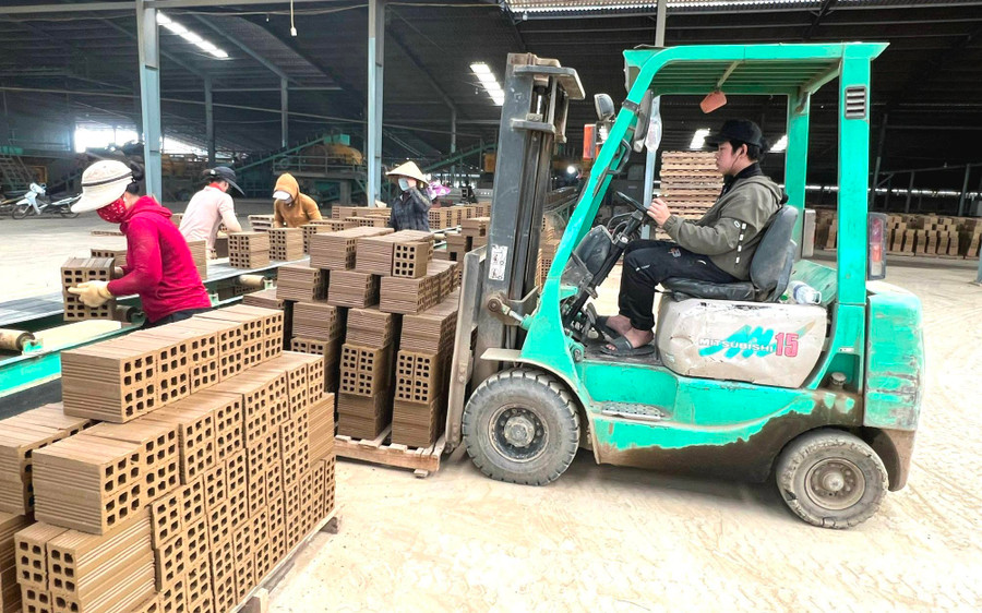 Công nhân làm việc tại Nhà máy gạch Thái Hoàng, xã Chư A Thai, huyện Phú Thiện. Ảnh: Đinh Yến