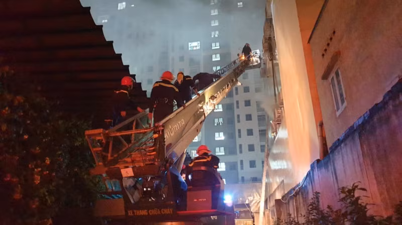 Các lực lượng tích cực, khẩn trương cứu hộ, cứu nạn. Ảnh nguồn thanhnien.vn